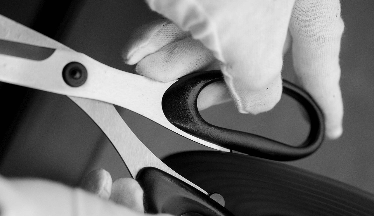 Deburring - the scissors should be smooth, safe and balanced in the hand