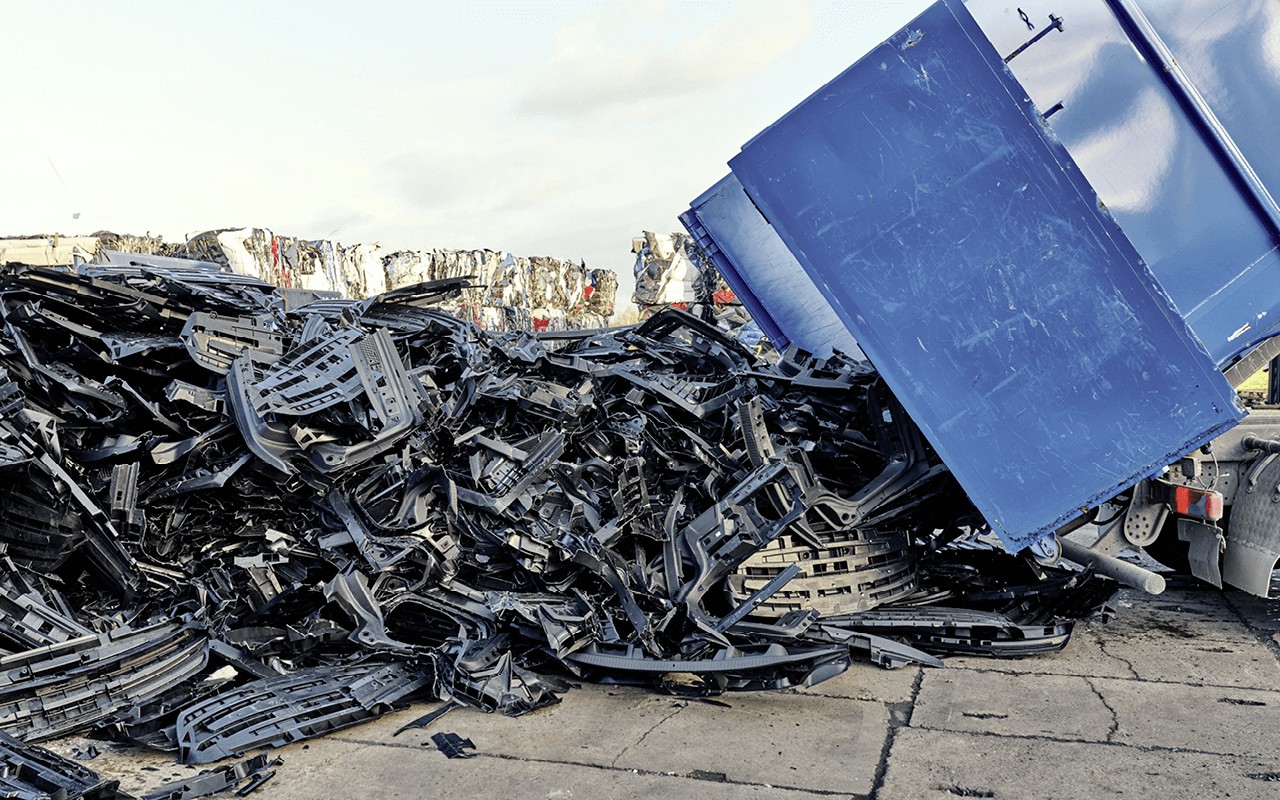 Plastic parts from end-of-life vehicles that are to be recycled. ©MOCOM