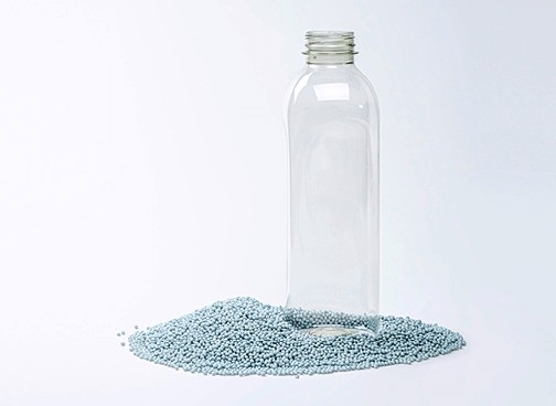 Bottle made of 100% rPET ORIGO® Clear, non-retouched photo, © Aloxe 