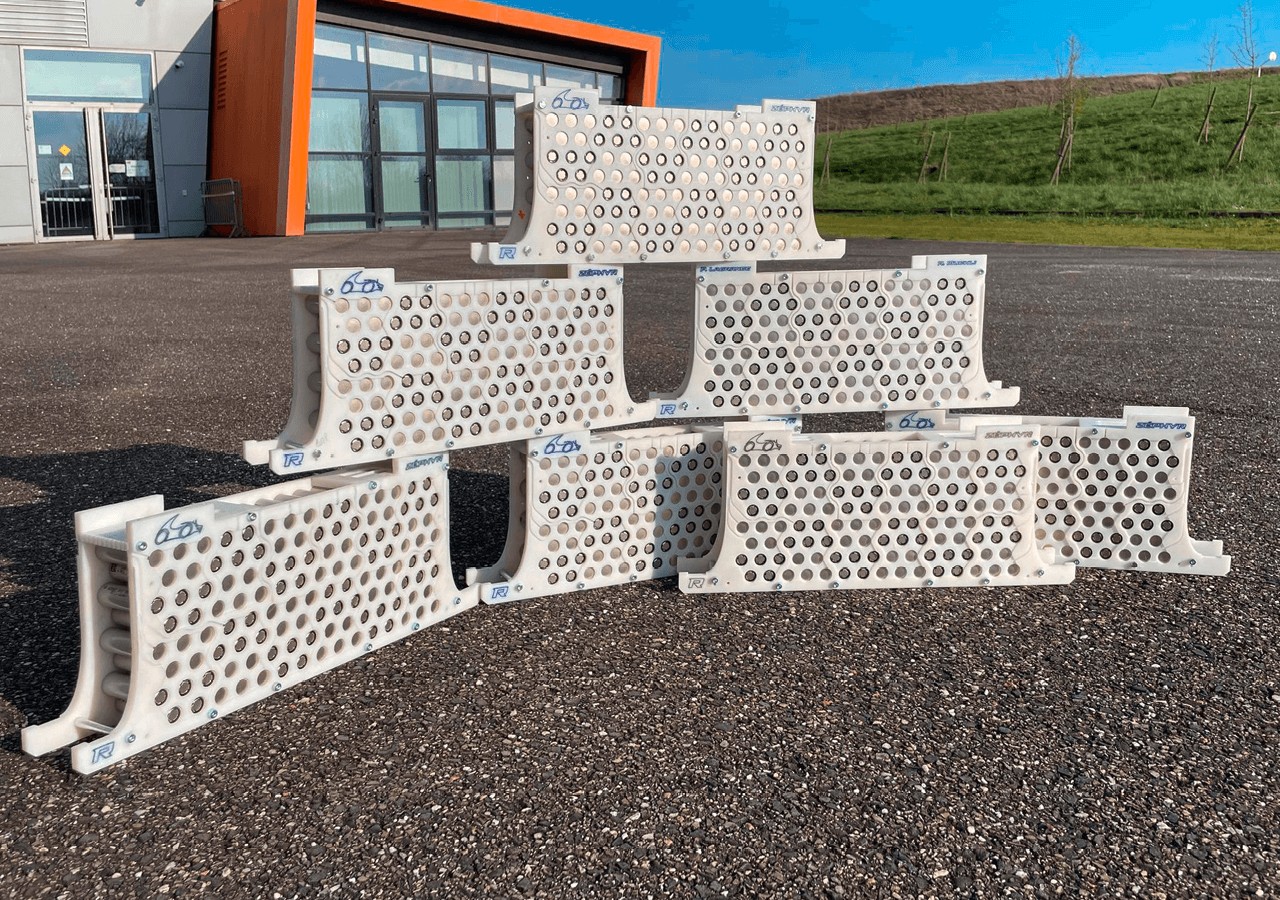Cells and cell holders of the battery