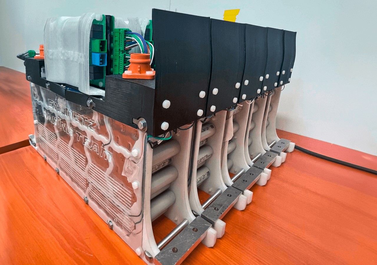 Assembly of the battery´s five modules 