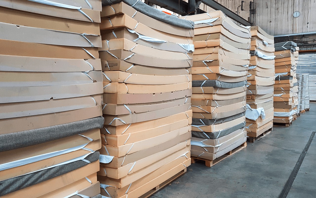 Werden bereits in der Praxis chemisch recycelt: alte Matratzen und Schaumstoffe